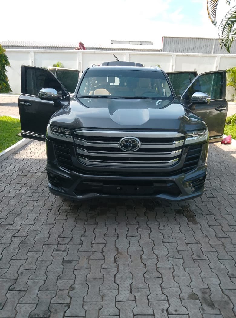 Toyota Land Cruiser VXR — location avec chauffeur à Brazzaville